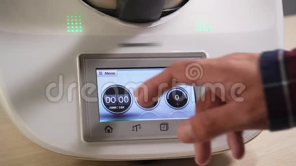 男性手调整计时器上的搅拌机特写时间为5秒4K视频的预览图