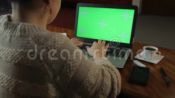 那个女人晚上在办公室里徘徊正在用电脑打字视频的预览图