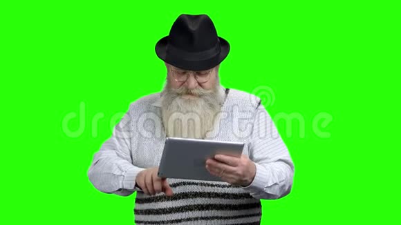 戴眼镜的老人用数码平板电脑视频的预览图