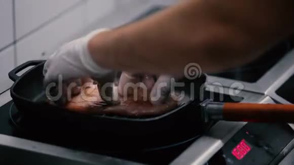 库克把鸡片放在烤盘上视频的预览图