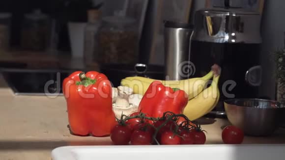 新鲜的有机蔬菜和水果放在桌子上生活方式节食的概念室内果蔬的构成视频的预览图