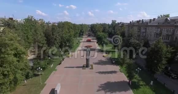 俄罗斯小镇的空中景观包括人行道公寓楼和绿地视频的预览图