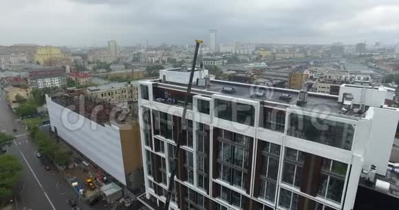 建筑高层起重玻璃板视频的预览图