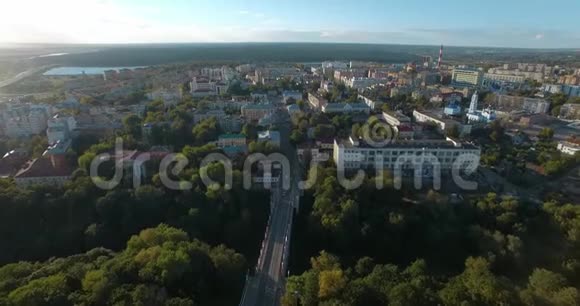 俄罗斯城市卡卢加在阳光下的夏季空中景象视频的预览图