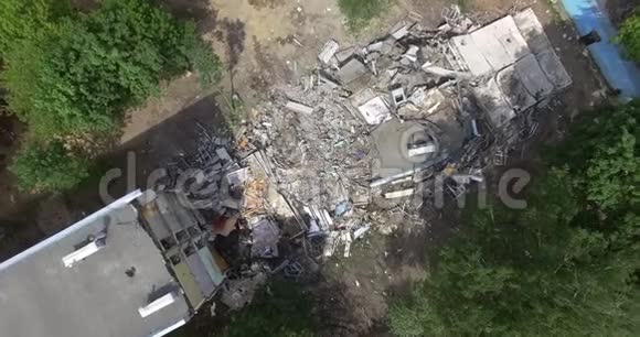 房屋拆迁后留下的废墟鸟瞰图视频的预览图