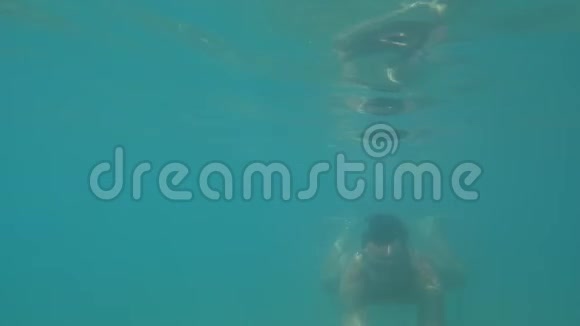 水下视频一个年轻人在海滩游泳视频的预览图
