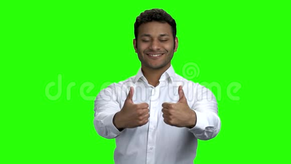 成功的印度商人竖起大拇指视频的预览图