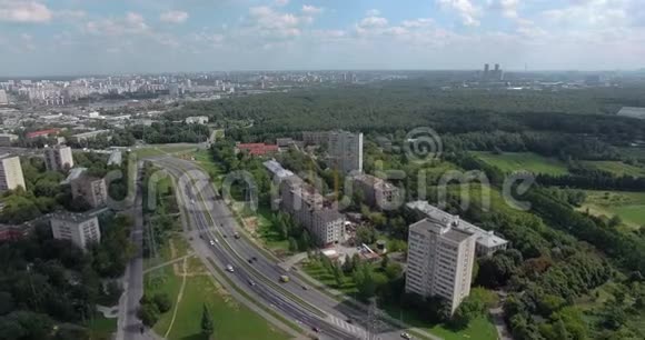 俄罗斯莫斯科建筑和广阔绿地的空中全景视频的预览图