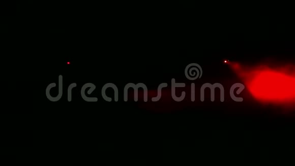 轮廓的红光在黑暗中用烟毯照亮视频的预览图