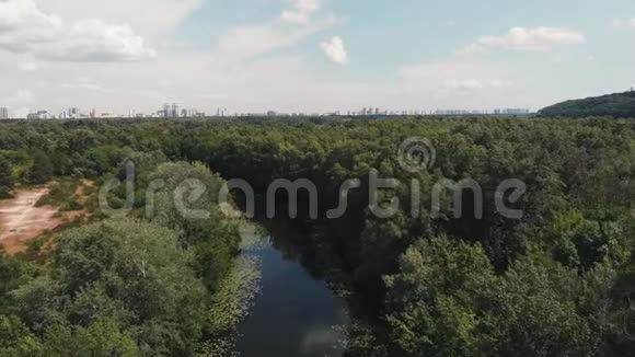 鸟瞰绿色森林和河流从鸟的眼睛看美丽风景德尼普罗河的无人视野特鲁哈诺夫岛数码管视频的预览图