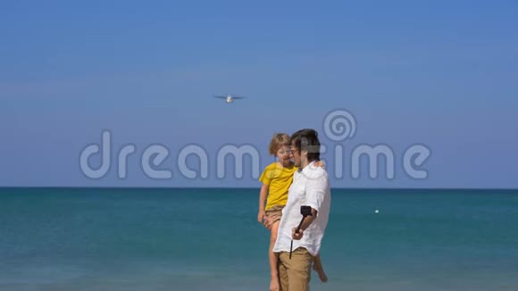 年轻的父亲和他的小儿子用飞机自拍视频的预览图