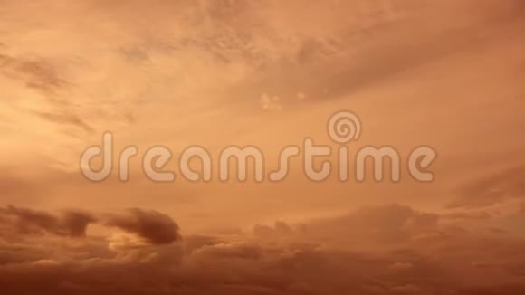 时光流逝令人惊叹的粉红色日落纺锤云覆盖天空视频的预览图