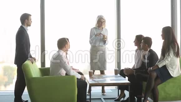 女成熟领导人与工人客户在咖啡休息时交谈视频的预览图