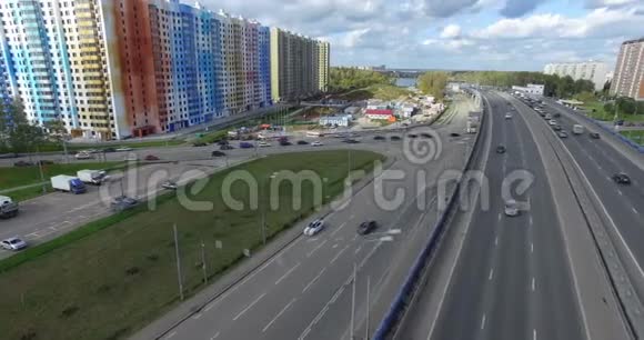 有交叉路口和新公寓街区的空中城市景观俄罗斯视频的预览图