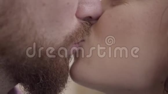 特写肖像亲吻留胡子的男人和漂亮的女人美丽的一对夫妇互相表示他们的温柔情人视频的预览图