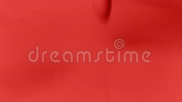 红色面上红色油漆浇筑视频的预览图