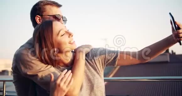 可爱的夫妇在日落时做自拍视频的预览图