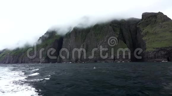 法罗群岛维斯特曼纳陡峭的海岸线视频的预览图