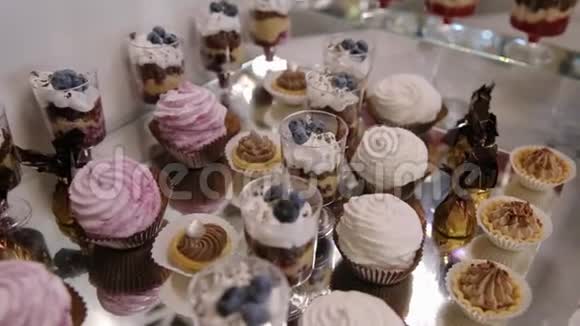 背景是五颜六色的蛋糕和甜点里面有新鲜的水果视频的预览图