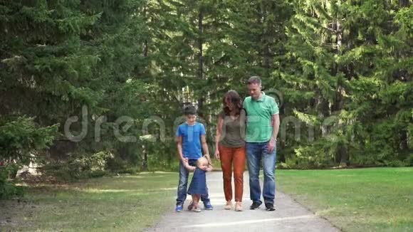 与父母和兄弟一起在户外散步视频的预览图