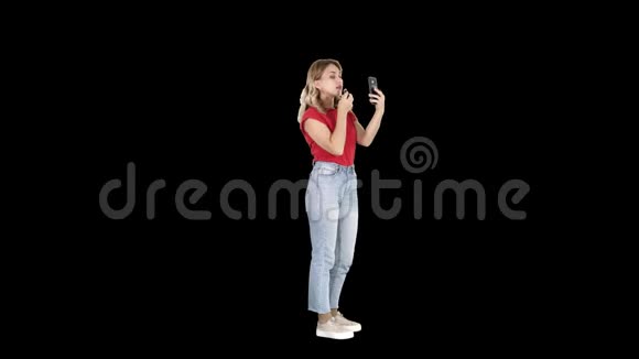 女人用口红看手机阿尔法频道视频的预览图