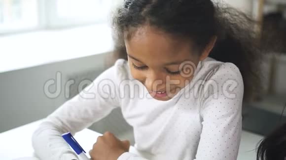 快乐的非裔美国学生女孩在家学习认真的教育和做家庭作业与女校视频的预览图