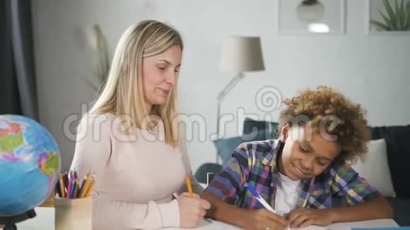 女人妈妈和她的孩子一起做作业视频的预览图