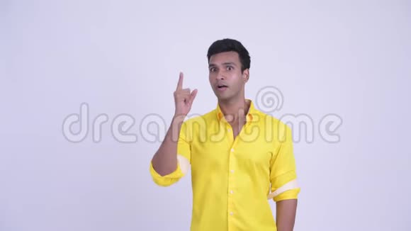 年轻快乐的印度商人竖起大拇指视频的预览图