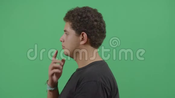 一个男孩推着鼻子的侧视图视频的预览图