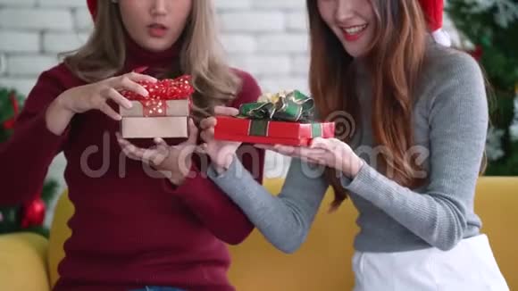 亚洲女孩打开礼物盒带着兴奋和快乐的脸在圣诞节假期视频的预览图
