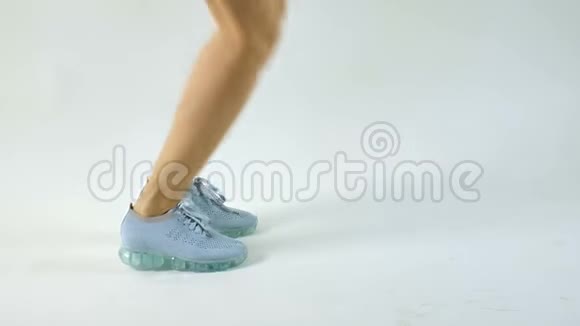 近景现代蓝色女运动鞋灰色背景运动鞋保健概念视频的预览图