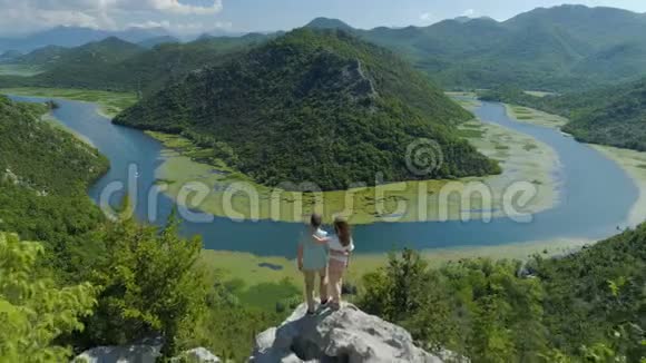 黑山Crnojevica河附近的一对牵手视频的预览图