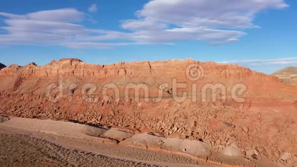 沙漠中的红砂岩山脉峡谷和干涸的河床视频的预览图