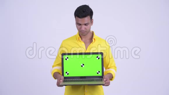 年轻快乐的印度商人展示笔记本电脑看上去很惊讶视频的预览图