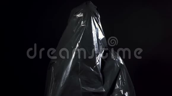 黑色垃圾袋中的人类视频视频的预览图