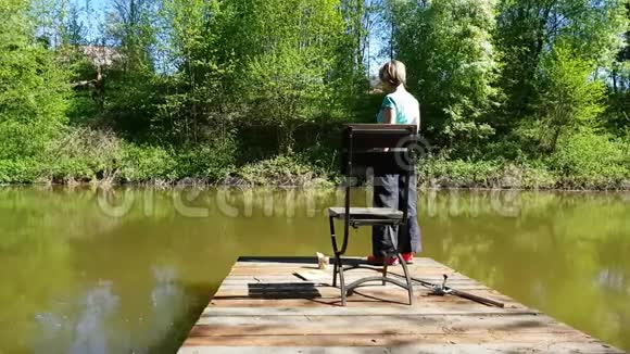女人在池塘边钓鱼视频的预览图