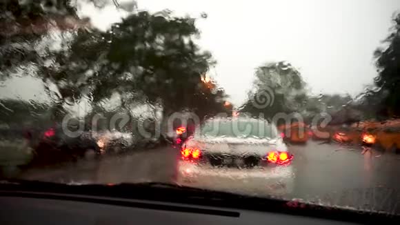 雨天车内场景汽车挡风玻璃雨刷擦拭雨水视频的预览图