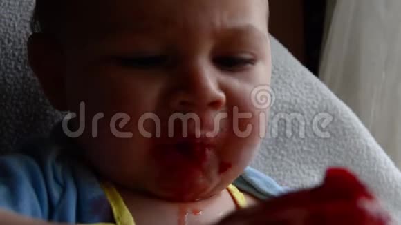 可爱的七个月大的宝宝不喜欢草莓的味道视频的预览图