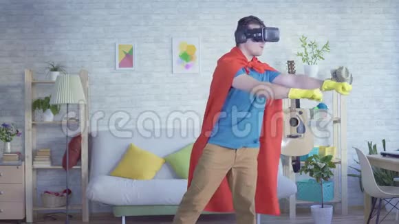 穿着虚拟现实眼镜的房主超级英雄视频的预览图