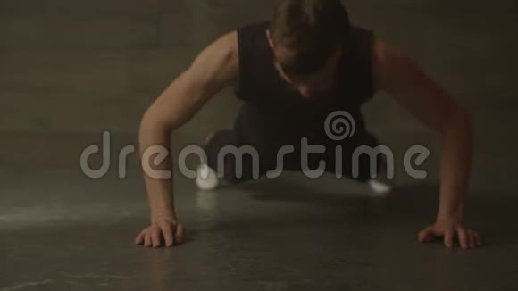 健身肌肉男在健身房做俯卧撑锻炼视频的预览图