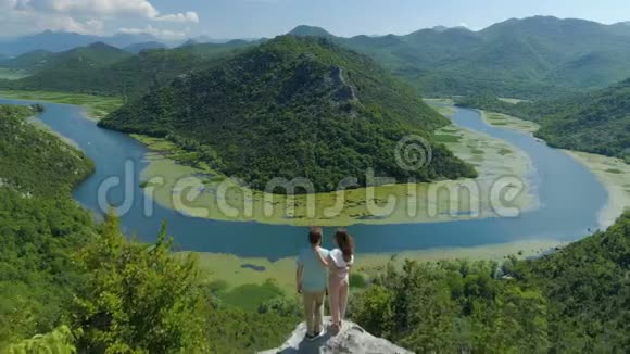 黑山Crnojevica河附近的一对牵手视频的预览图