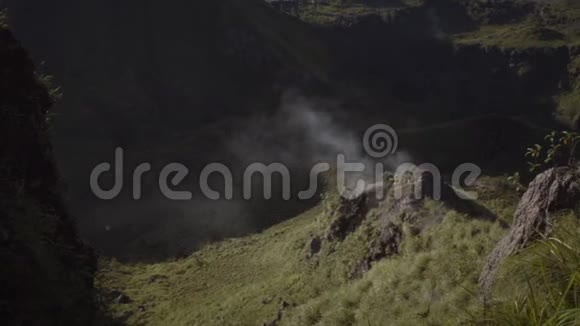白烟从火山口升起视频的预览图