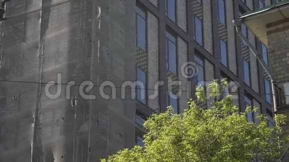 白天一栋纽约风格的公寓楼的外部建筑拍摄窗户和砖面视频的预览图
