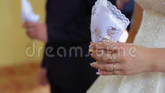 新婚夫妇在婚礼上举行的高黄蜡烛特写视频的预览图