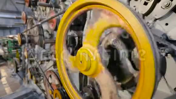 零件在工厂中旋转滑轮特写工作元件合成冬化机生产机视频的预览图