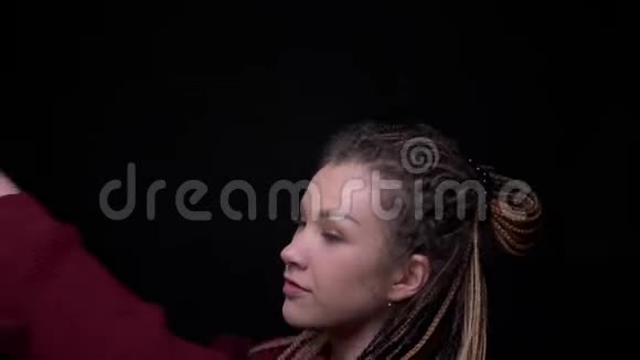 美丽的黑发女孩穿着刺和可怕的舞蹈自信和积极的黑色背景视频的预览图