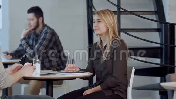 异族夫妇在咖啡店聊天视频的预览图