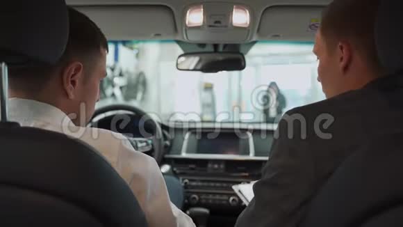 坐在车里的年轻人汽车生意汽车销售技术和人的概念快乐的男性与汽车经销商视频的预览图