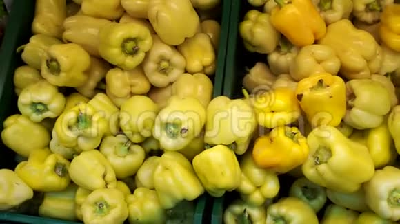 市场柜台上卖蔬菜的黄椒视频的预览图