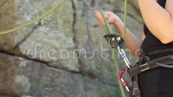 女性登山者打嗝伴侣与打嗝装置视频的预览图